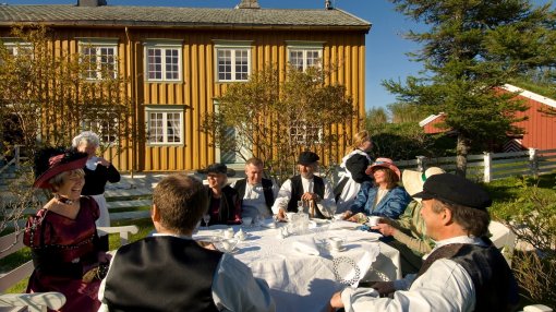 Kjerringøy handelssted: Åpning av medaljongutstilling og Anna Elisabeths hageselskap